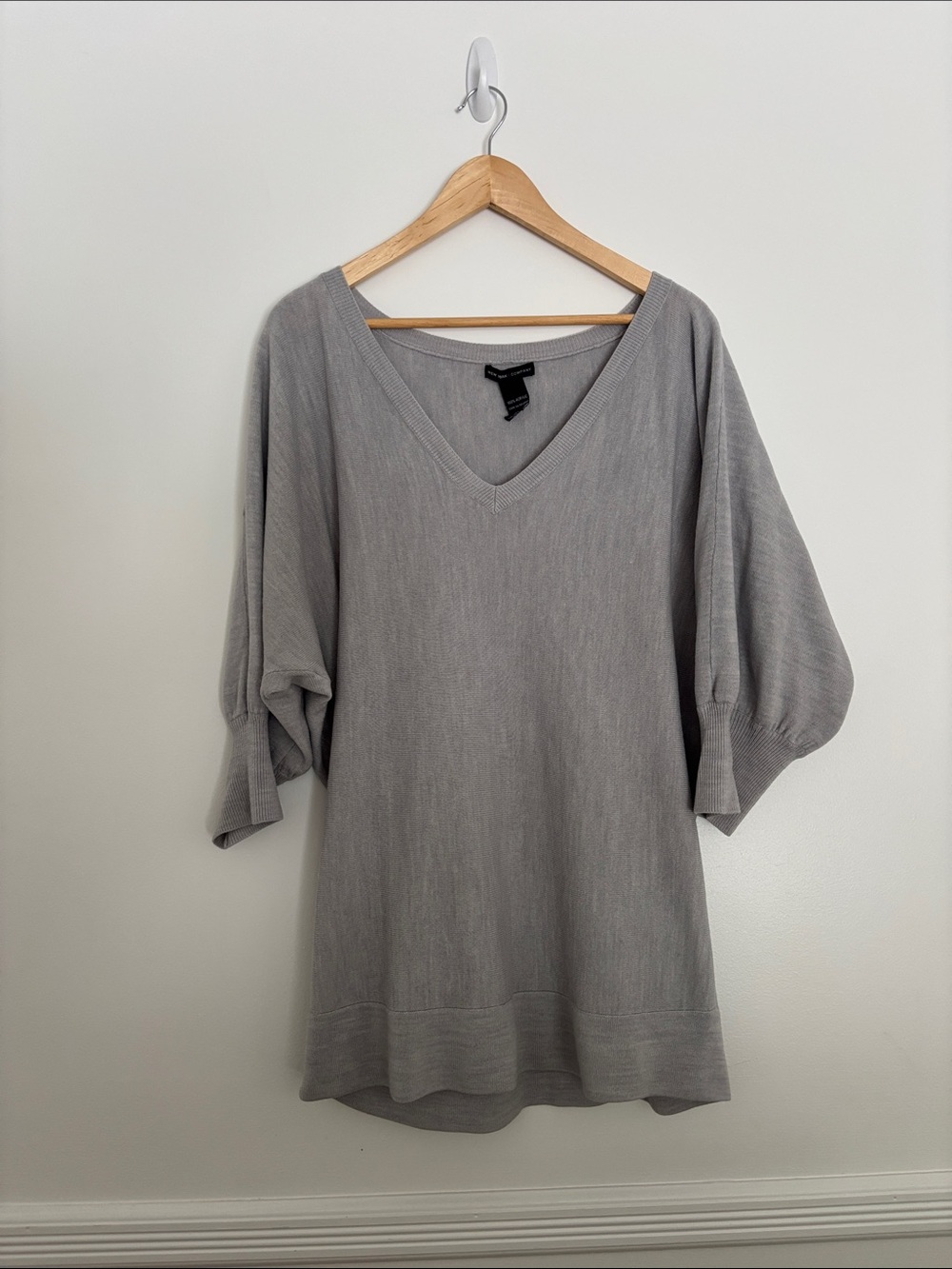 New York & Company Light Gray V-Neck Knit Sweater
